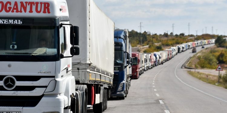 Kuyruk 33 kilometre: Açıklama yok, bilgi yok, pişkinlik çok